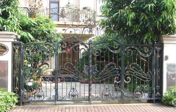 封闭式门轴铁艺大门