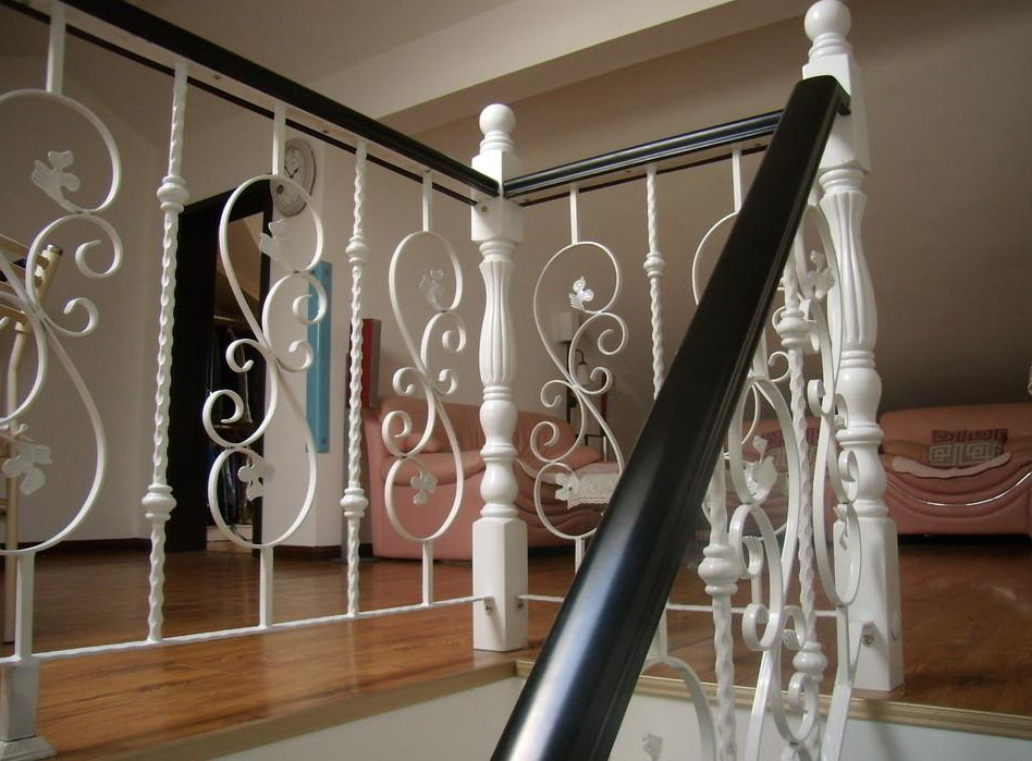 铁艺楼梯扶手要怎么安装？让宝东铁艺来教你！