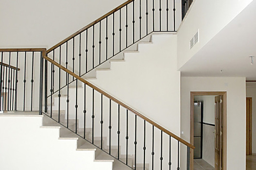 【宝东铁艺】楼梯扶手的选择与注意事项，看完这篇你就知道