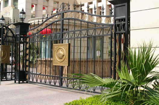 锌钢大门保养指南